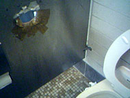 Glory Hole in öffentlicher Toilette